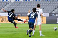 　前半、先制ゴールを決めるジャーメイン（１３）