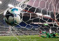 　前半、ハットトリックとなるゴールを決めるジャーメイン（奥左）