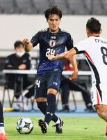 　前半、攻め込む久保