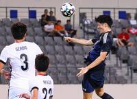 　前半、ヘディングでゴールを狙う荒木（右）