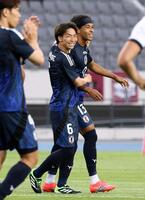 　前半、先制ゴールを決め、祝福されるジャーメイン（右）