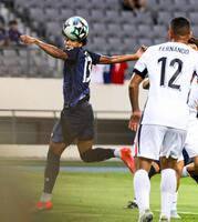 　前半、ヘディングでチーム２点目のゴールを決めるジャーメイン（左）