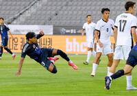 　前半、先制ゴールを決めるジャーメイン（左）