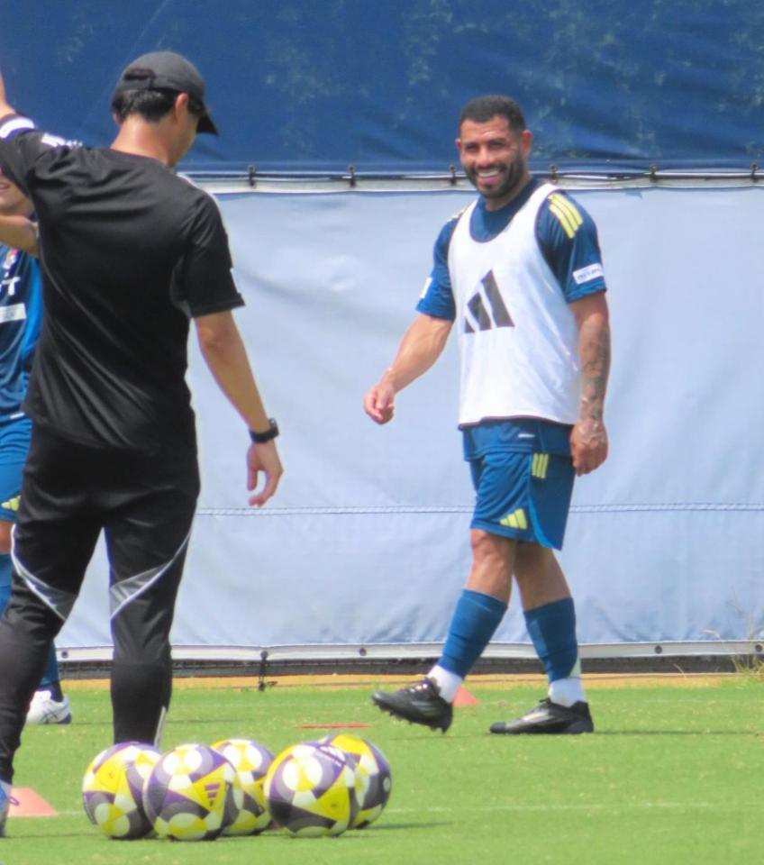 　練習に合流し、笑顔を浮かべる横浜ＭのＭＦユーリアラウージョ