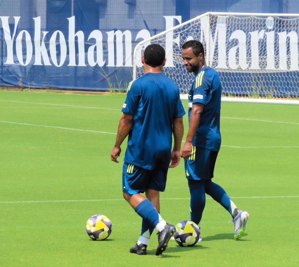 　横浜ＭのＦＷエウベルと会話するＭＦユーリアラウージョ（左）