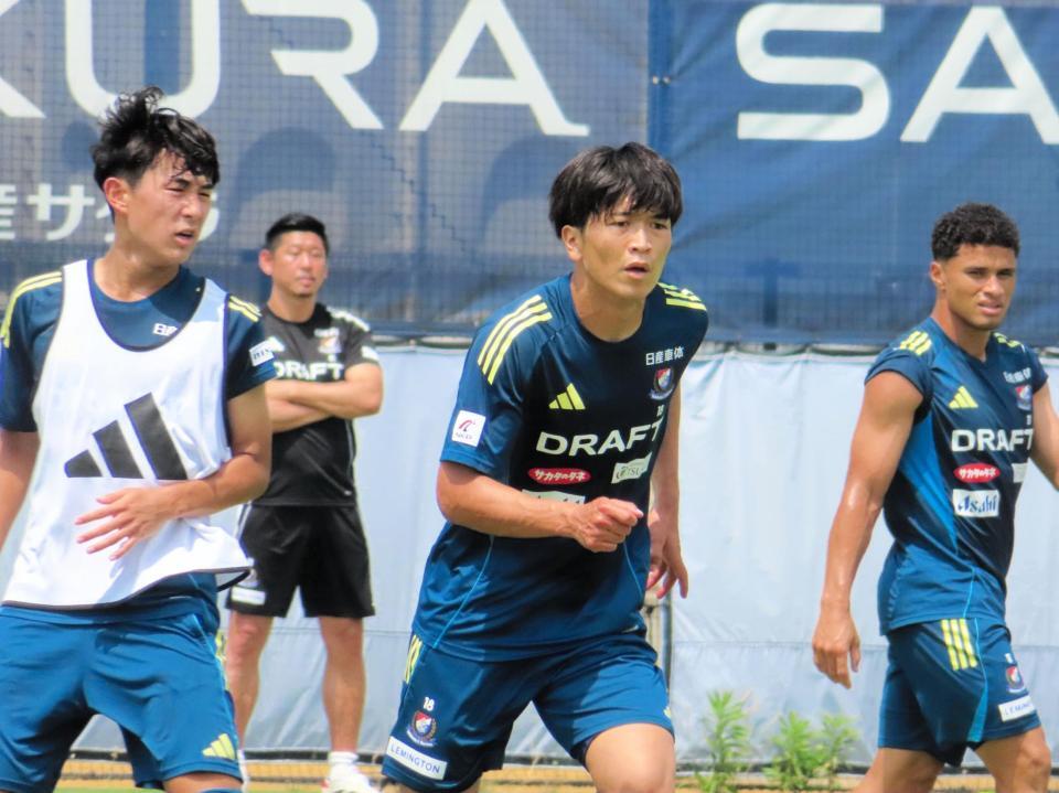 　Ｊ２いわきから完全移籍で横浜Ｍに加入したＦＷ谷村海那（中央）