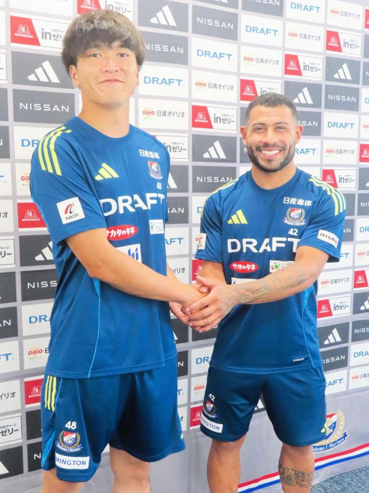 　会見で意気込みを語った横浜Ｍに新加入のＦＷ谷村海那（左）とＭＦユーリアラウージョ