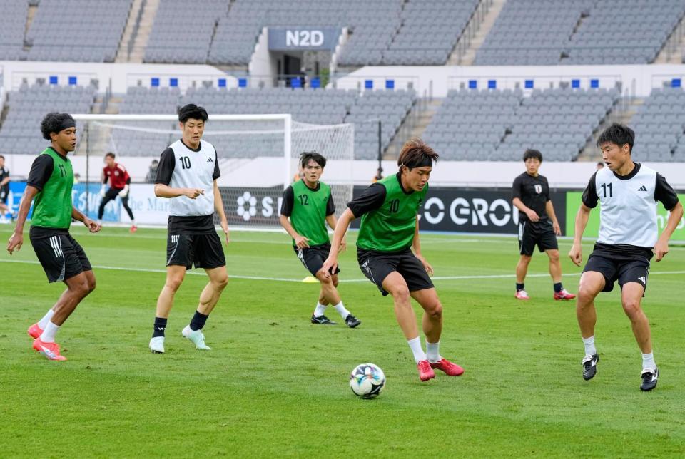 　香港戦を前にウオーミングアップする日本代表