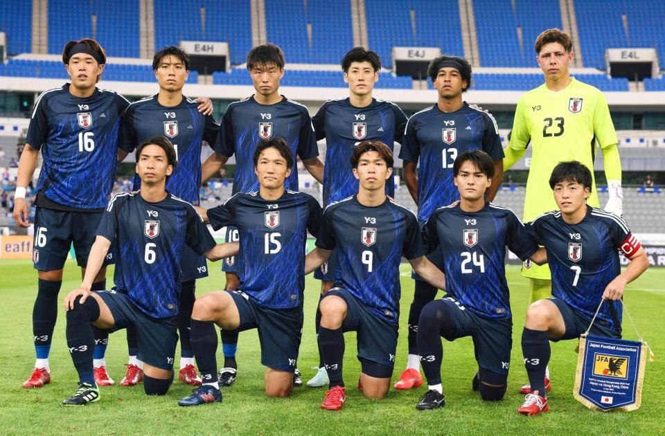 　香港戦に臨む日本代表イレブン。（前列左から）川辺、稲垣、宮代、久保、相馬、（後列左から）安藤、古賀、垣田、荒木、ジャーメイン、ＧＫピサノ