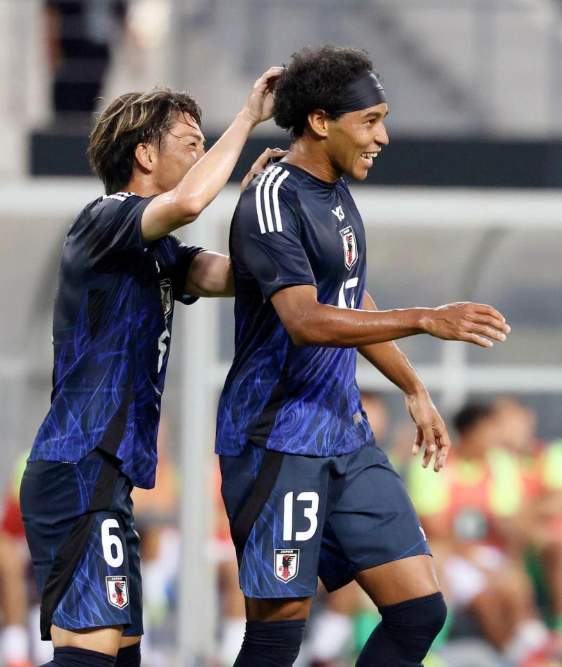 　前半、ハットトリックを達成し、祝福されるジャーメイン（右）