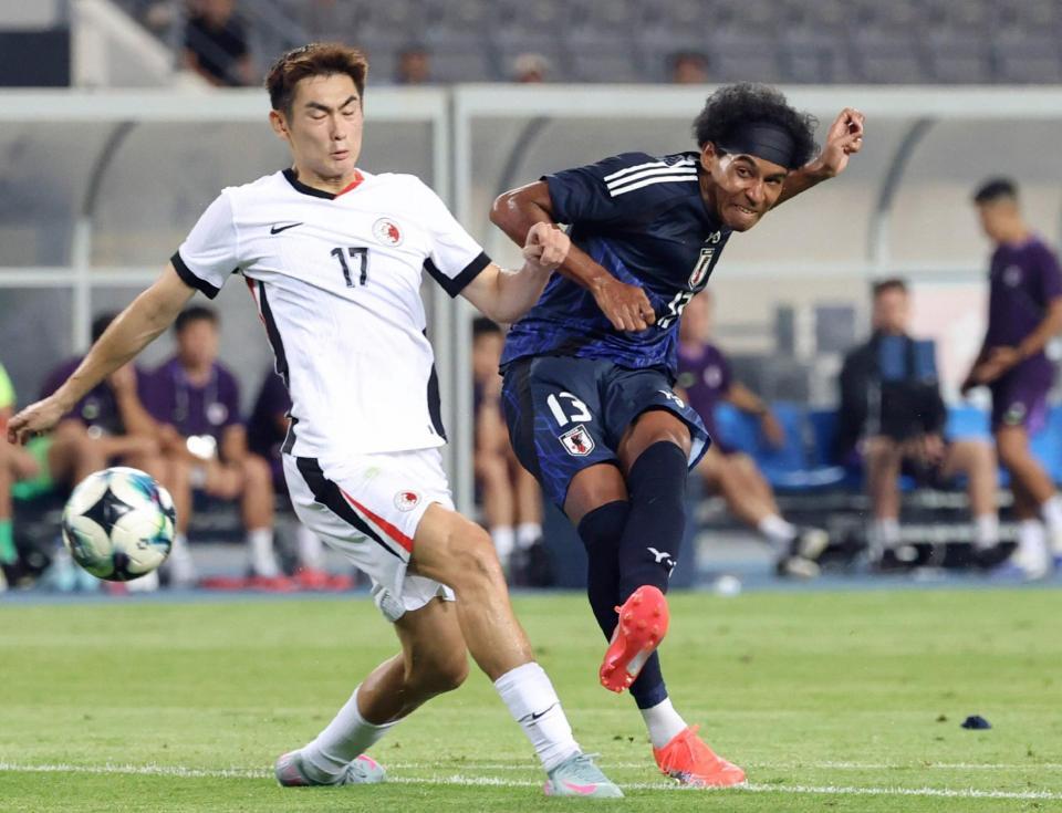 　　前半、ハットトリックとなるゴールを決めるジャーメイン（右）