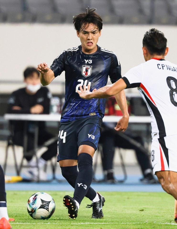 　前半、攻め込む久保