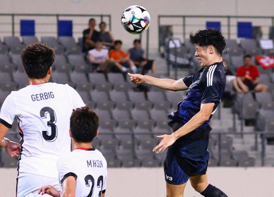 　前半、ヘディングでゴールを狙う荒木（右）