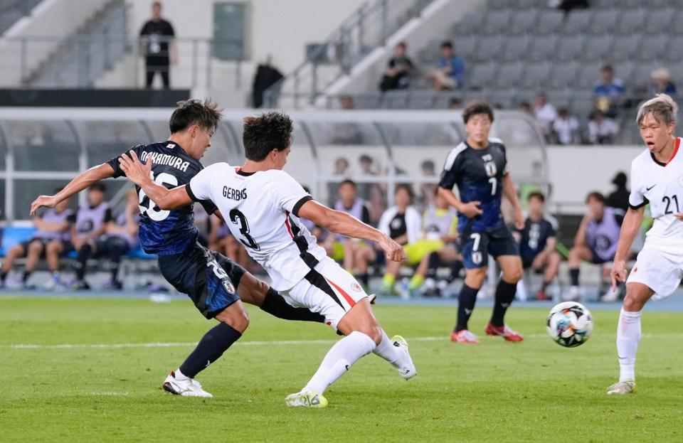 　試合終了間際、チーム６点目のゴールを決める中村（左端）