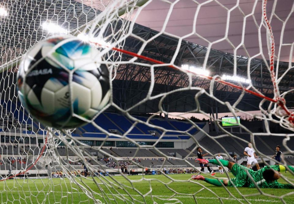 　前半、ハットトリックとなるゴールを決めるジャーメイン（奥左）