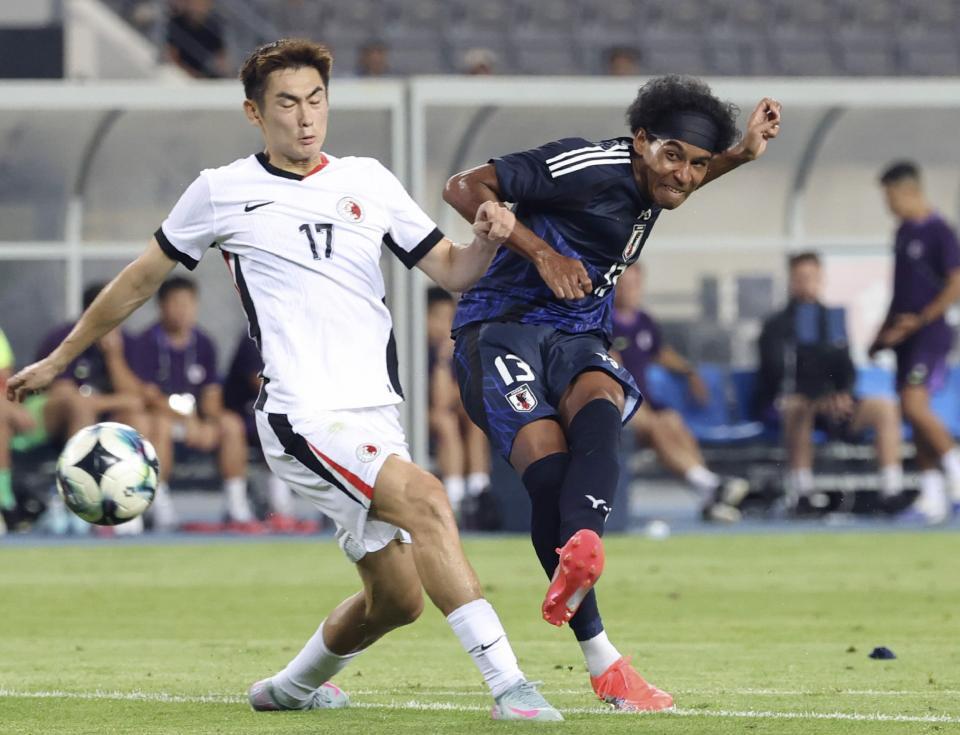 　前半、ハットトリックとなるゴールを決めるジャーメイン（右）＝提供・共同通信社