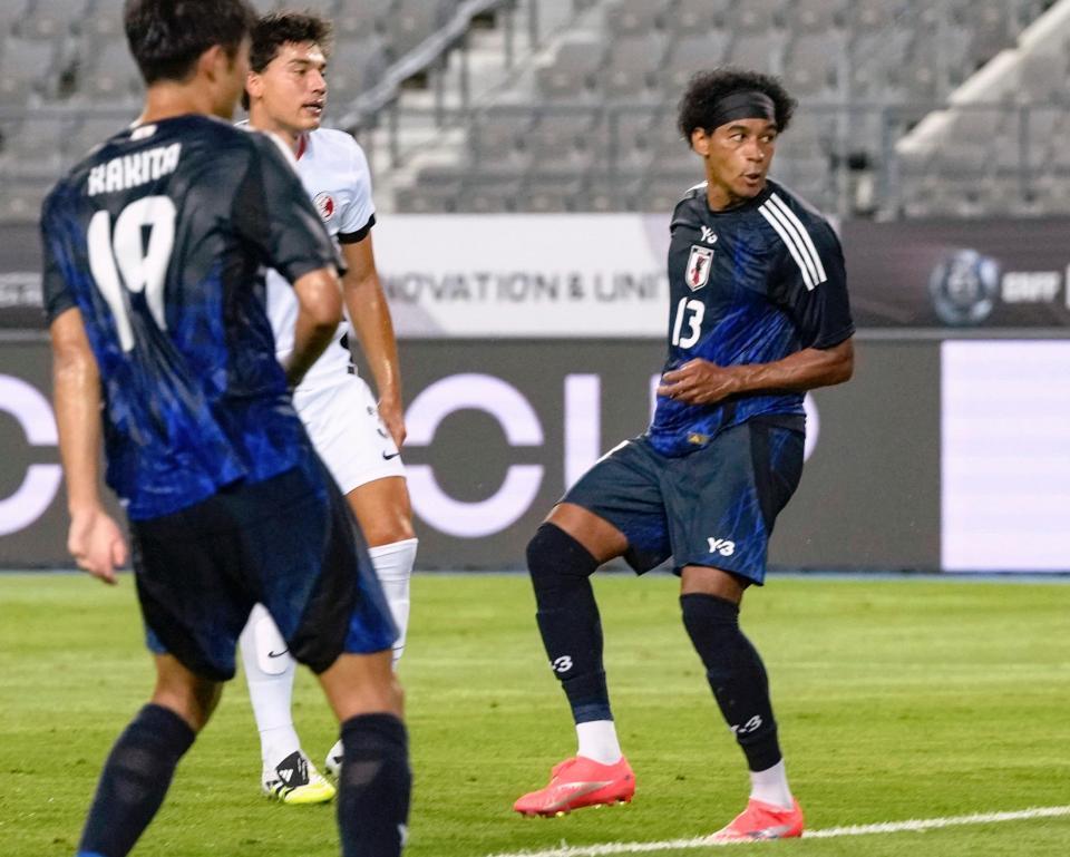 　前半、自身４点目のゴールを決めるジャーメイン（右）