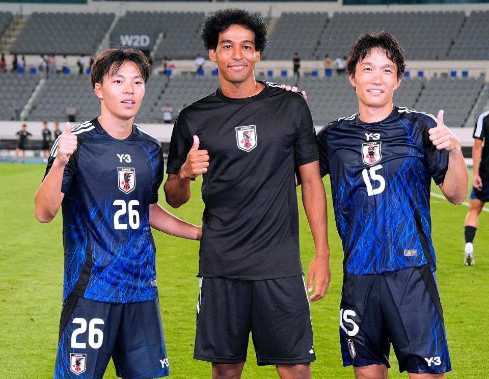 　香港に大勝し、ポーズをとる（左から）中村、ジャーメイン、稲垣