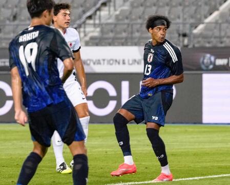 　日本－香港　前半、自身４点目のゴールを決めるジャーメイン（右）