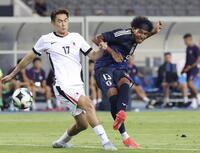 　前半、ハットトリックとなるゴールを決めるジャーメイン（右）＝提供・共同通信社　