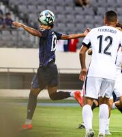 　日本－香港　前半、ヘディングでチーム２点目のゴールを決めるジャーメイン（左）