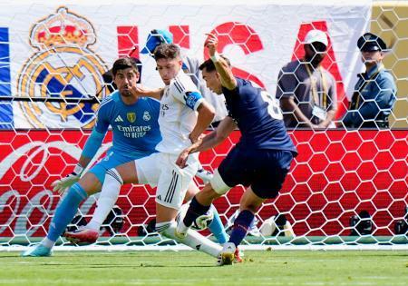 　レアル・マドリード戦の前半、自身２点目のゴールを決めるパリ・サンジェルマンのルイス（右）。ＧＫクルトワ＝イーストラサフォード（共同）