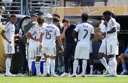 　前半、パリ・サンジェルマンにリードを許し、指示を出すレアル・マドリードのシャビアロンソ監督（中央）。左端はエムバペ（共同）