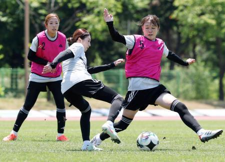 　韓国戦に向け、調整する女子日本代表＝始興（共同）
