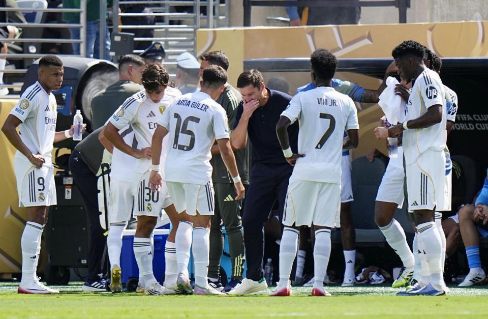 　前半、パリ・サンジェルマンにリードを許し、指示を出すレアル・マドリードのシャビアロンソ監督（中央）。左端はエムバペ（共同）