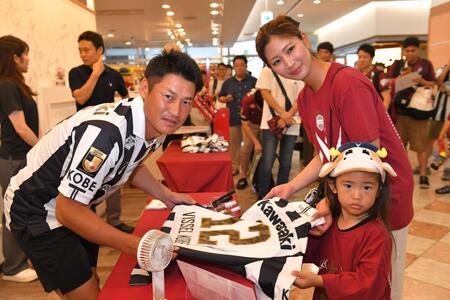 Ｊ１神戸・吉田監督　１日限りで吉田“店長”に　約30分の“サービス残業”もサポーターとの交流楽しむ