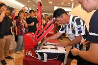 　１日店長として、ユニホームに自ら背番号を圧着させる神戸・吉田孝行監督（撮影・出月俊成）