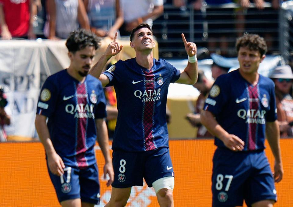 　前半、先制ゴールを決め喜ぶパリ・サンジェルマンのルイス（中央）＝共同