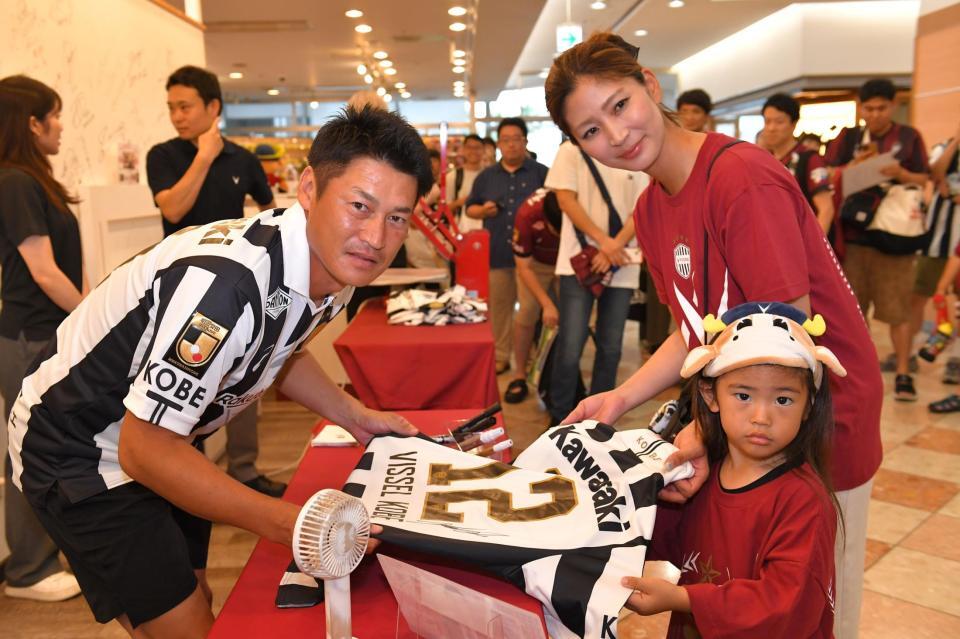 　１日店長としてサイン会を行った神戸・吉田孝行監督（撮影・出月俊成）