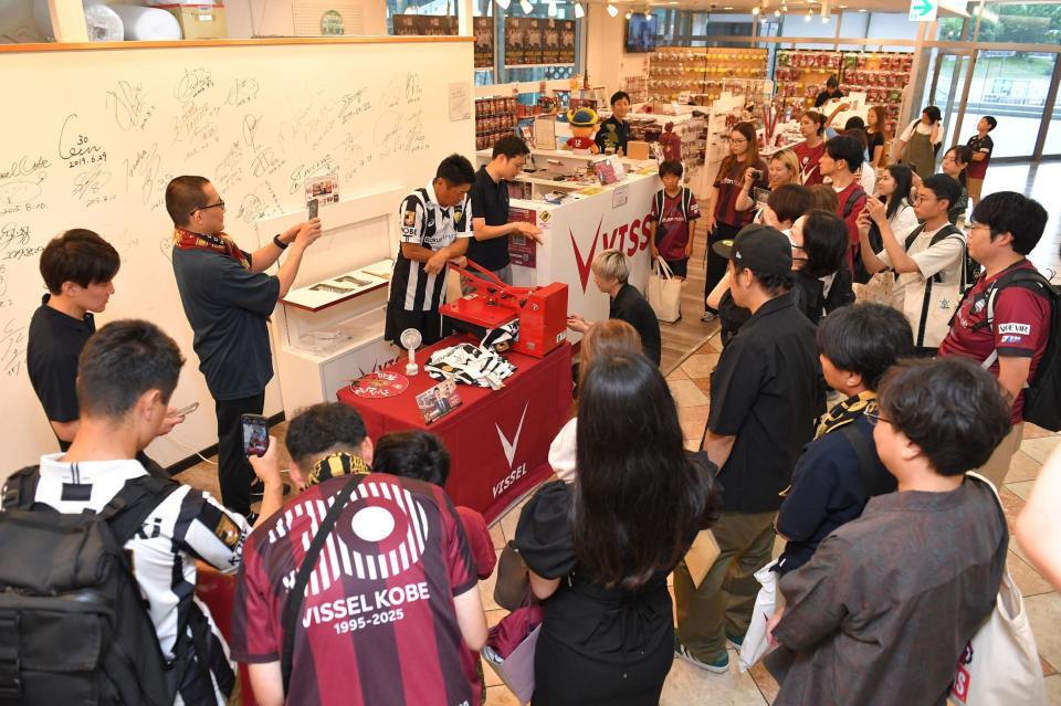 　１日店長として、ユニホームに自ら背番号を圧着させる神戸・吉田孝行監督（撮影・出月俊成）