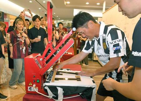 神戸・吉田監督　一日店長で丁寧にファンサービス！終了時間過ぎても“残業” 公式グッズ店でファンから激励「頑張らなきゃ」