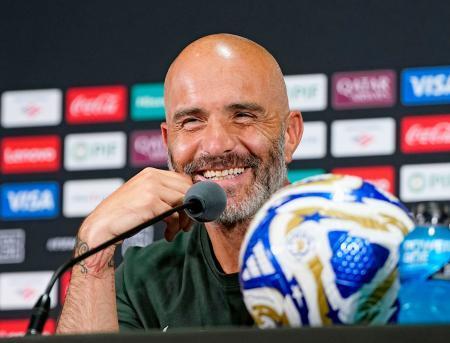 　パリ・サンジェルマン戦を前に、記者会見するチェルシーのマレスカ監督＝１１日、イーストラサフォード（共同）