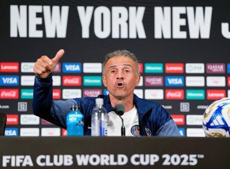 　チェルシー戦を前に、記者会見するパリ・サンジェルマンのルイスエンリケ監督＝１１日、イーストラサフォード（共同）