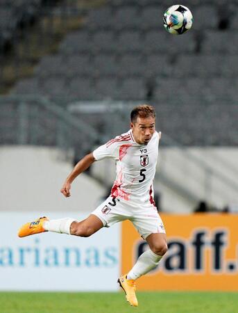 　後半、ヘディングでクリアする長友＝龍仁（共同）