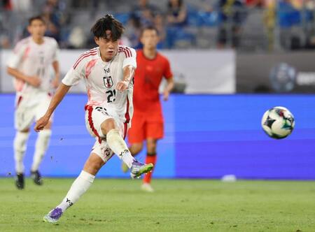 　前半、ゴールを狙う佐藤＝龍仁（共同）