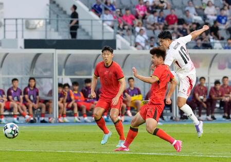 　前半、先制ゴールを決める細谷（右）＝龍仁（共同）