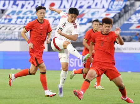 　日本-中国　前半、先制ゴールを決める細谷（中央）＝龍仁（共同）