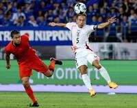 　前半、攻め込む長友（右）＝龍仁（共同）