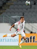 　後半、ヘディングでクリアする長友＝龍仁（共同）