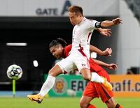 　前半、競り合う長友（手前）＝龍仁（共同）