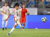 　前半、ゴールを狙う佐藤＝龍仁（共同）