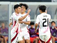 　前半、先制ゴールを決め喜ぶ細谷（左）＝龍仁（共同）