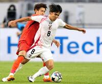 　前半、競り合う田中聡（右）＝龍仁（共同）