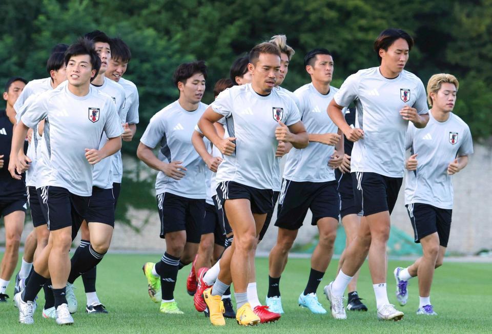 　中国戦に向け、最終調整する長友（中央）ら日本代表（共同）