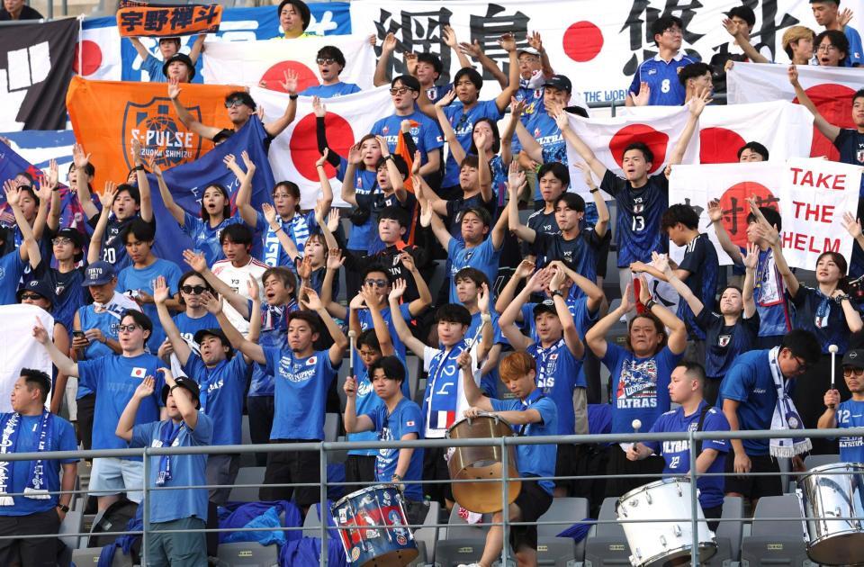 　中国戦で盛り上がる日本サポーター（共同）