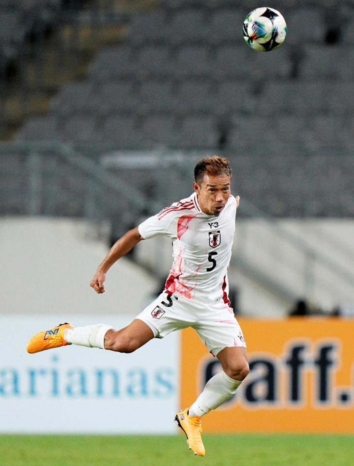 　後半、ヘディングでクリアする長友＝龍仁（共同）